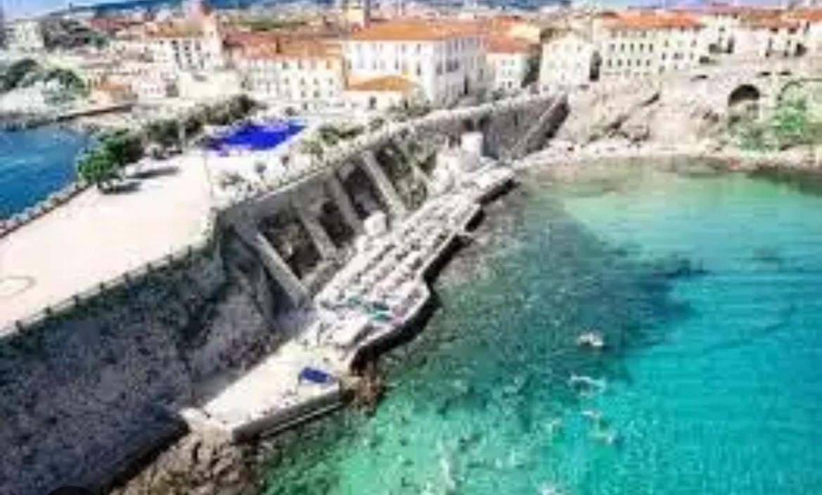 Luxury Apartment Centro Storico Piombino Exterior photo